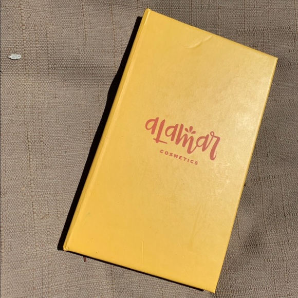 Alamar Reina Del Caribe eyeshadow palette - Picture 2 of 2